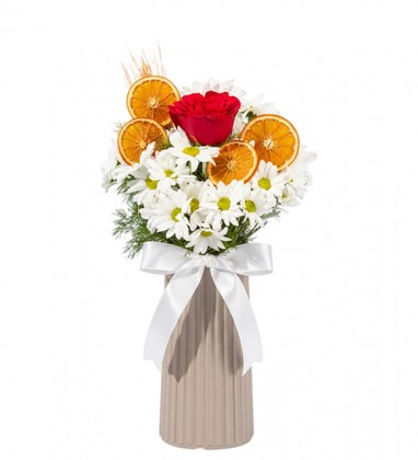 Vazoda Kırmızı Gül ve Beyaz Papatya