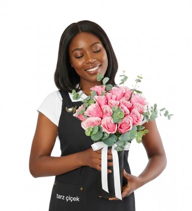 Siyah Polimer Vazoda Pembe Güller