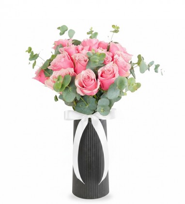 Siyah Polimer Vazoda Pembe Güller
